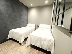 3 bedrooms, iron/ironing board, internet, bed sheets