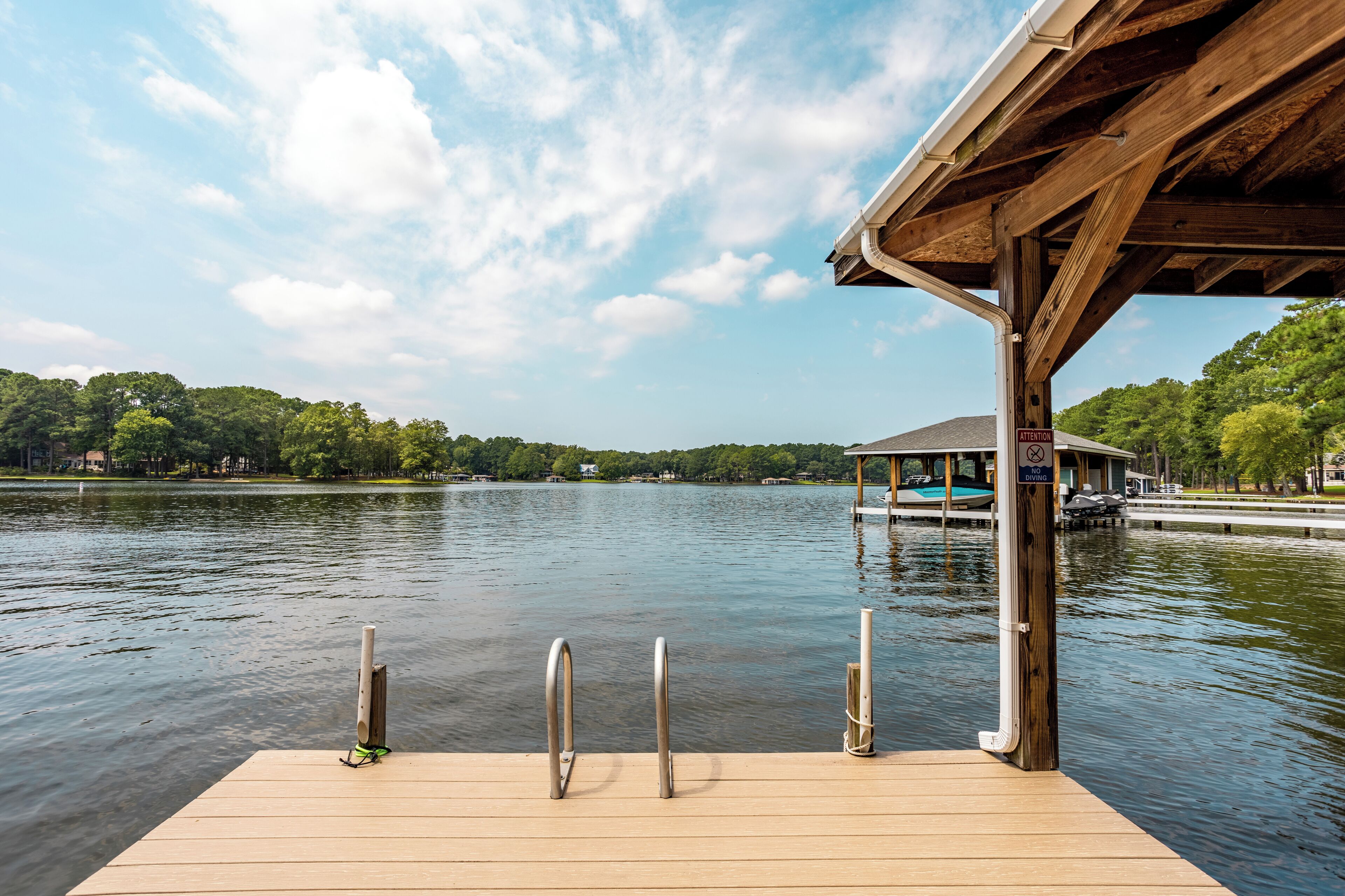 Lakefront 3-bedroom house with panoramic views of beautiful Lake Gaston!