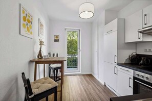 Réfrigérateur, un four, surface de cuisson, lave-vaisselle