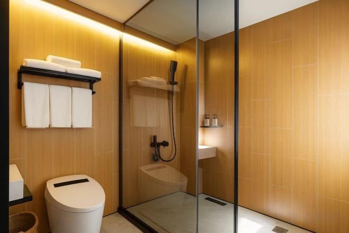 Garden Triple Room with Central Air Conditioning, Projection Cinema + Smart Toilet, Sensor Light