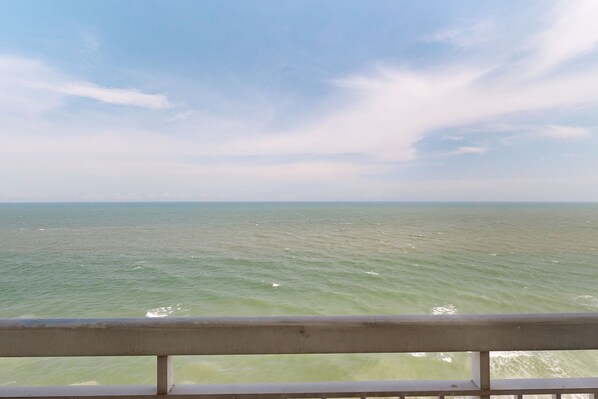 Property grounds - 15th floor oceanfront condo with pools, hot tub,  AC & beach access (Murrells Inlet)
