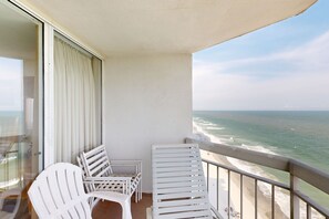 Property grounds - 15th floor oceanfront condo with pools, hot tub,  AC & beach access (Murrells Inlet)