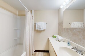 Hair dryer, towels - 15th floor oceanfront condo with pools, hot tub,  AC & beach access (Murrells Inlet)