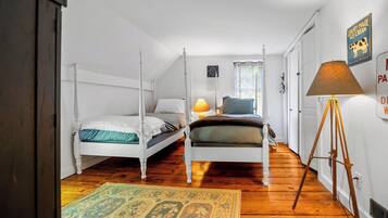 3 bedrooms, desk, iron/ironing board, travel crib