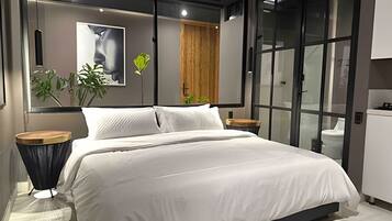 Apartment | Blackout drapes, iron/ironing board, free WiFi