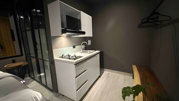 Apartament | Cuina privada | Frigorífic petit, microones, placa de cuina i rentaplats