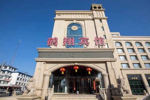 Baicheng Hexiang Hotel (Civic Plaza Haiming East Road Pedestrian Street Store)