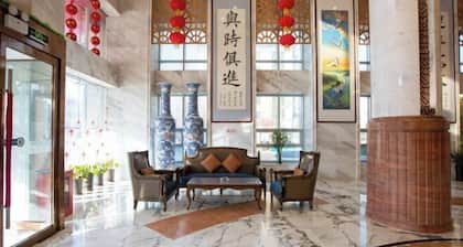 Baicheng Hexiang Hotel (Civic Plaza Haiming East Road Pedestrian Street Store)