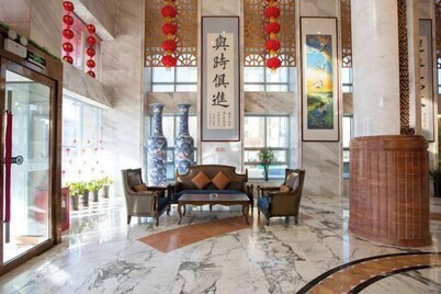 Baicheng Hexiang Hotel (Civic Plaza Haiming East Road Pedestrian Street Store)