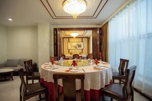 Restaurant - Baicheng Hexiang Hotel (Civic Plaza Haiming East Road Pedestrian Street Store) (Baicheng)