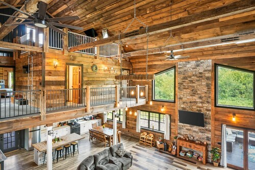 Barndo with a Beach! Golf Sim, Slide, HotTub/Sauna, Volleyball, Frolf, Sleeps 24