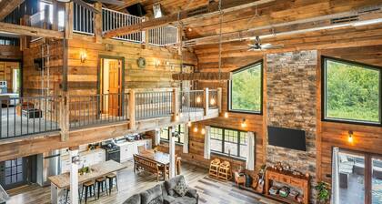 Barndo with a Beach! Golf Sim, Slide, HotTub/Sauna, Volleyball, Frolf, Sleeps 24