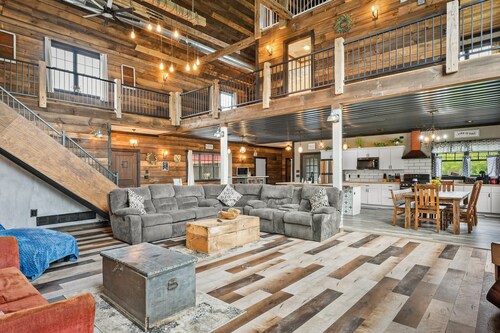 Barndo with a Beach! Golf Sim, Slide, HotTub/Sauna, Volleyball, Frolf, Sleeps 24