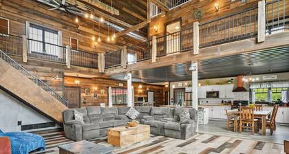 Barndo with a Beach! Golf Sim, Slide, HotTub/Sauna, Volleyball, Frolf, Sleeps 24