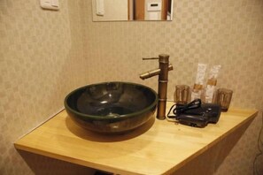 A bathroom with a round sink, a faucet, and a mirror above it. - Kyokoi Toujimikuni (Kyoto)