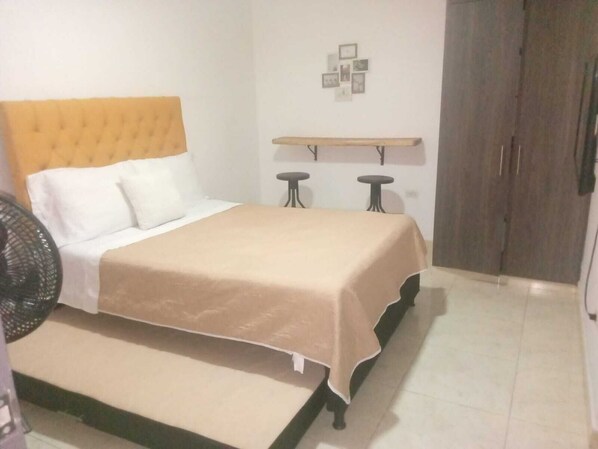 舒適開放式客房 | 書桌、免費無線上網