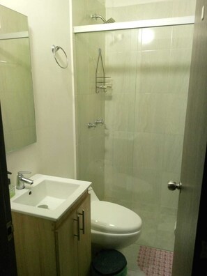 Chuveiro, toalhas de banho, sabonete, shampoo