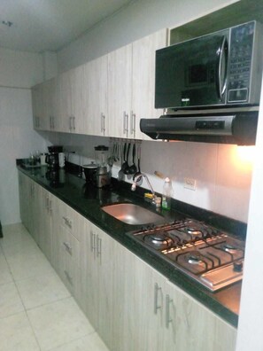 微波爐、爐台、鍋具/餐盤/廚房用品