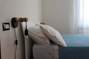 2 Schlafzimmer, Schreibtisch, Bügeleisen/Bügelbrett, Reisekinderbett