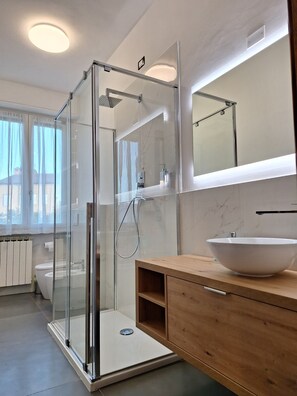 Douche, sĂšche-cheveux, bidet, serviettes fournies