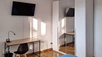 2 chambres, bureau, fer et planche Ă  repasser, lit parapluie