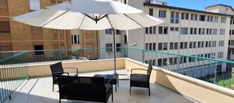 Vanessa House, completely renovated, with large terrace, in the center.