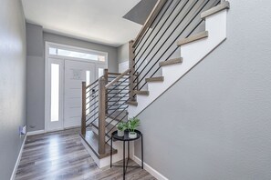 Interior - Spacious 5-bedroom townhome with AC and WiFi in wonderful Arlington (Arlington)