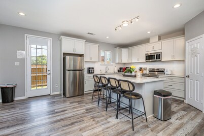 Spacious 5-bedroom townhome with AC and WiFi in wonderful Arlington