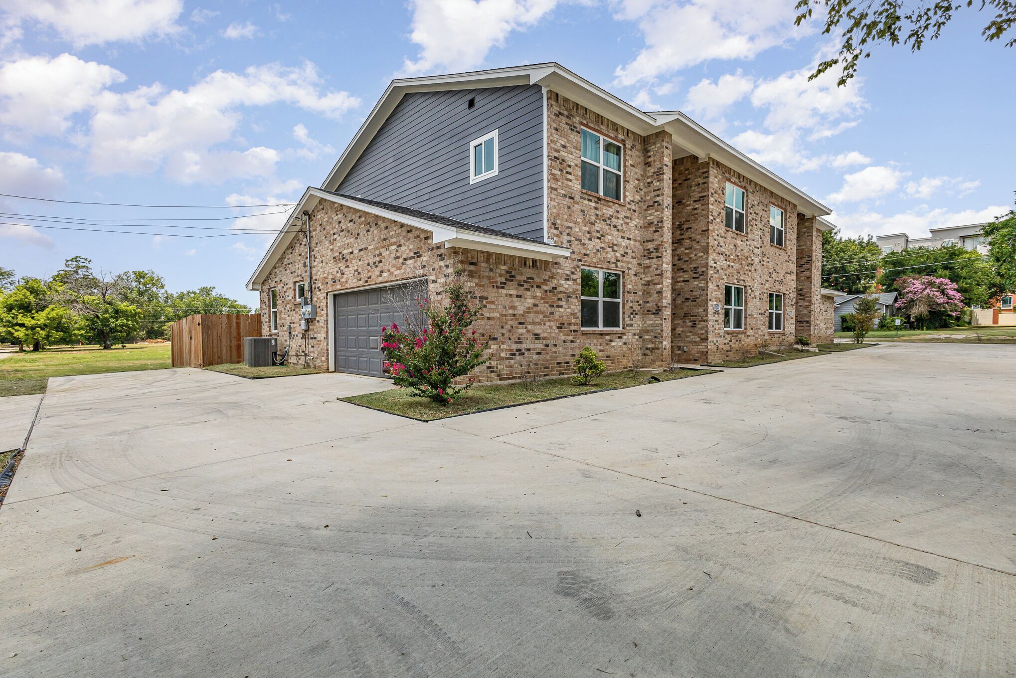 Spacious 5-bedroom townhome with AC and WiFi in wonderful Arlington