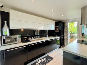 Kühlschrank, Mikrowelle, Ofen, Herdplatte