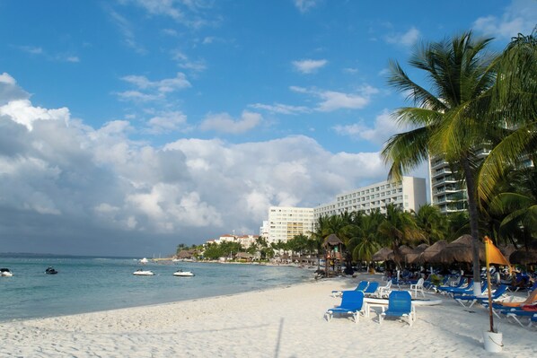Privatstrand, weißer Sandstrand, Strandbar