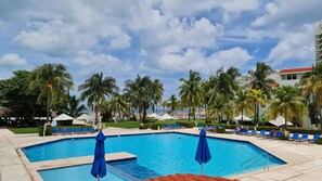 Private beach, white sand, beach bar - Fantastic family villa on the best beach (Cancun)