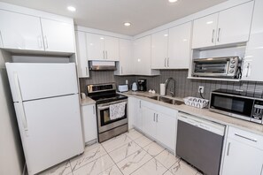 Fridge, microwave, oven, stovetop - Very central Full renovated in Aug 2024 rare find pet friendly 2 min from hwy1 (Calgary)