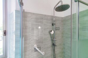 淋浴设施、吹风机、坐浴桶