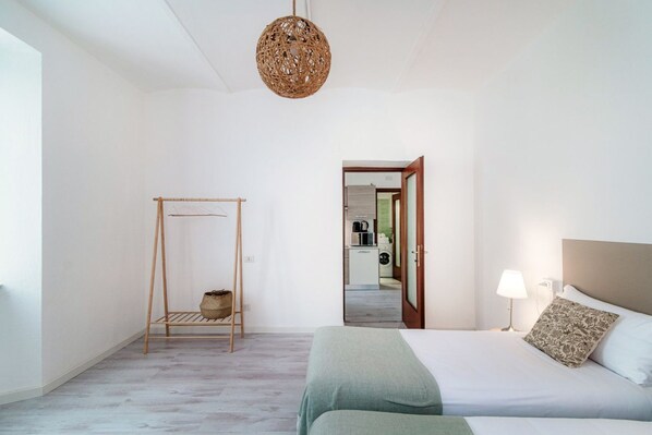 Tabla de planchar con plancha, wifi y ropa de cama