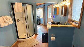 Douche, sĂšche-cheveux, serviettes fournies, savon