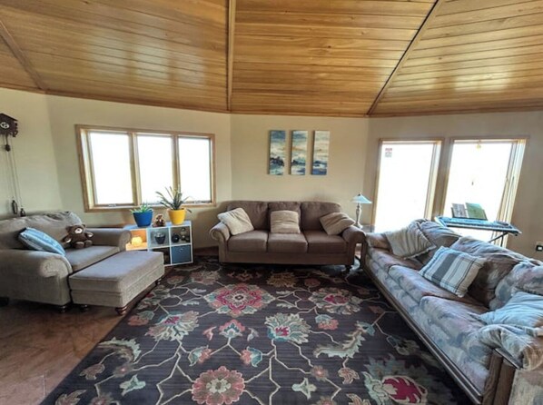 Smart TV, DVD player, books