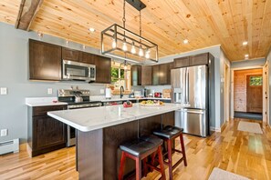 Kjøleskap, mikrobølgeovn, ovn og kokeplater