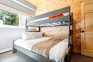 4 habitaciones, tabla de planchar con plancha y cuna de viaje 