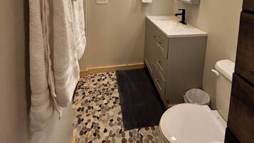 Suihku, hiustenkuivaaja, pyyhkeet, vessapaperi