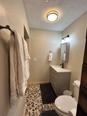 Shower, hair dryer, towels, toilet paper - Charming apartment near GNP! (Browning)