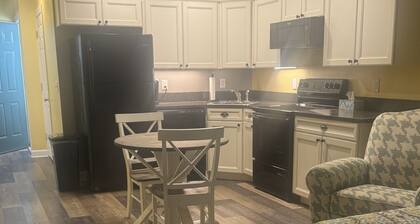 Coffey's Cove. Cozy apartment in charming Collettsville NC