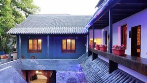 A traditional building with a tiled roof, a covered walkway, and a small courtyard with a water feature. - Shaoxing Dayue Xiaoyuan Culture Theme Hotel (Lu Xun's hometown Shenyuan Branch) (Shaoxing)