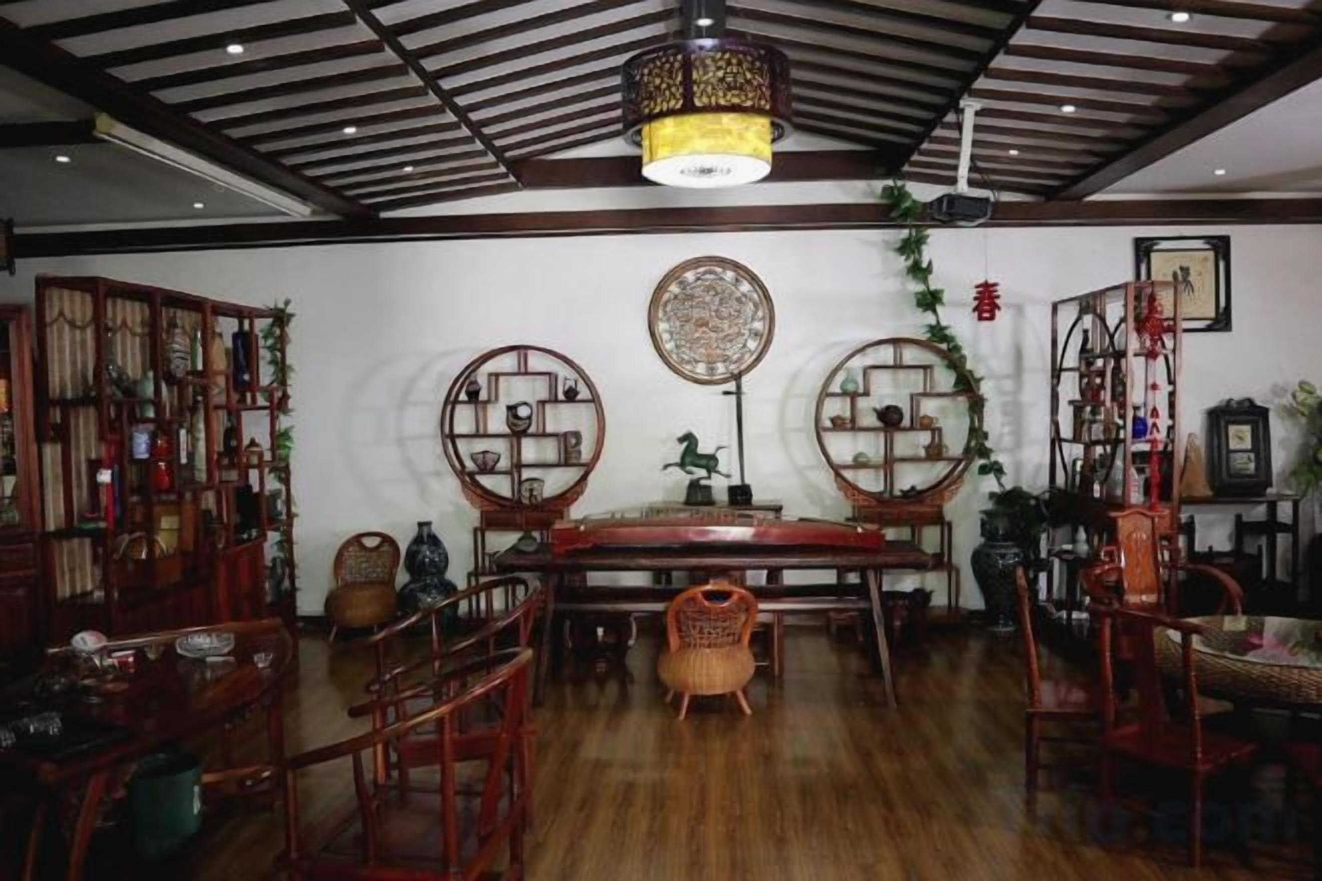 Un comedor tradicional con una mesa de madera, sillas y adornos en las paredes.