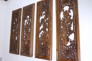 Quatre panneaux en bois ornés de sculptures complexes.