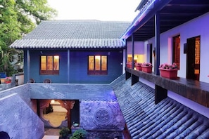 A traditional building with a tiled roof, a covered walkway, and a small courtyard. - Shaoxing Dayue Xiaoyuan Culture Theme Hotel (Lu Xun's hometown Shenyuan Branch) (Shaoxing)