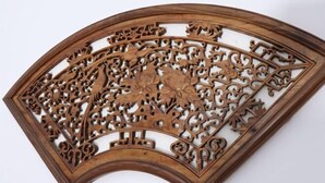 A wooden decorative panel with intricate carvings and floral motifs. - Shaoxing Dayue Xiaoyuan Culture Theme Hotel (Lu Xun's hometown Shenyuan Branch) (Shaoxing)