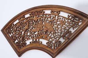 Un panneau décoratif en bois orné de sculptures complexes et de motifs floraux.