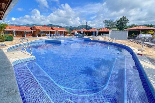 2 outdoor pools