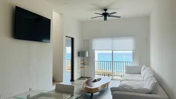 Apartemen, balkon, pemandangan laut | Ruang keluarga | Televisi layar datar 40-inci dengan saluran TV digital